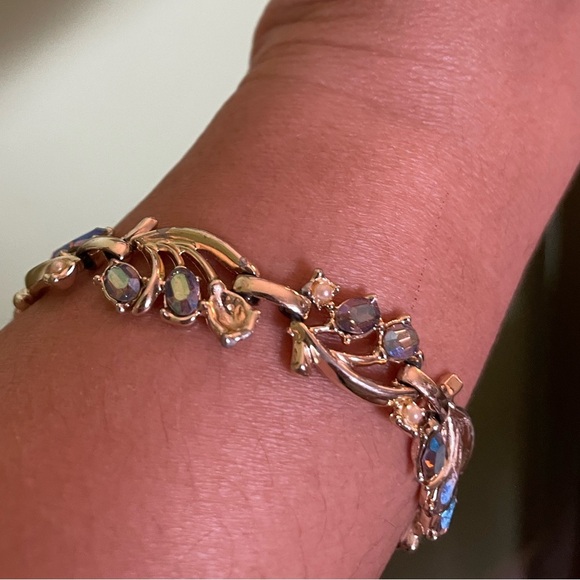 Elegant unsigned Coro Gold, Pearl and Blue AB stone Bracelet - Picture 4 of 8